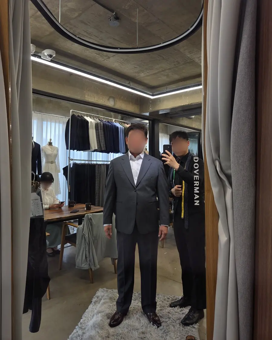 도버맨 대구본점에서 맞춘 정장을 입고 담당 테일러와 함께 - 완성 사진 1 (얼굴 흐림 처리)