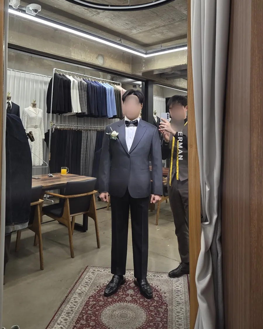 도버맨 대구본점에서 맞춘 정장을 입고 담당 테일러와 함께 - 완성 사진 2 (얼굴 흐림 처리)