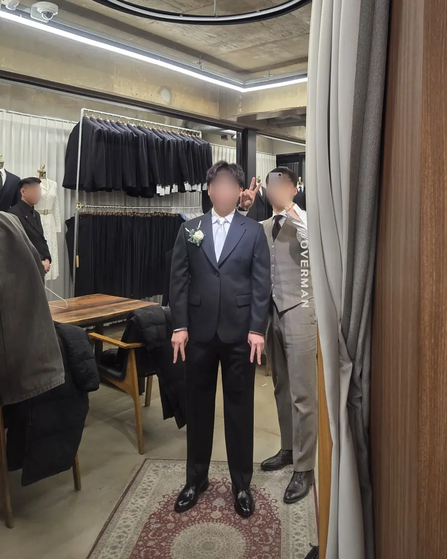 도버맨 대구본점에서 맞춘 정장을 입고 담당 테일러와 함께 - 완성 사진 4 (얼굴 흐림 처리)