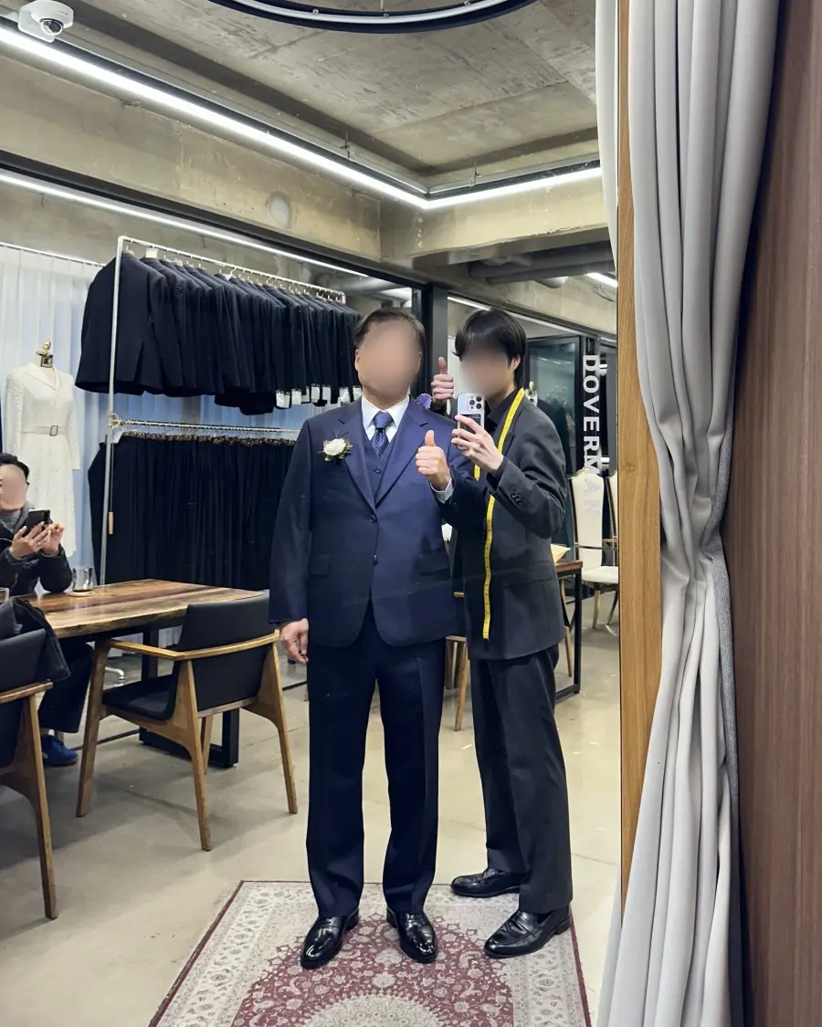 도버맨 대구본점에서 맞춘 정장을 입고 담당 테일러와 함께 - 완성 사진 10 (얼굴 흐림 처리)