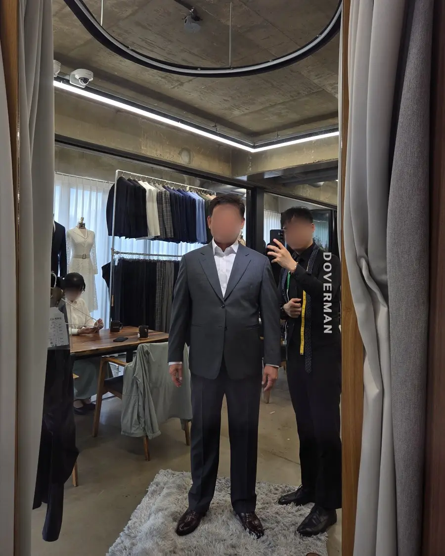 도버맨 대구본점에서 맞춘 정장을 입고 담당 테일러와 함께 - 완성 사진 12 (얼굴 흐림 처리)