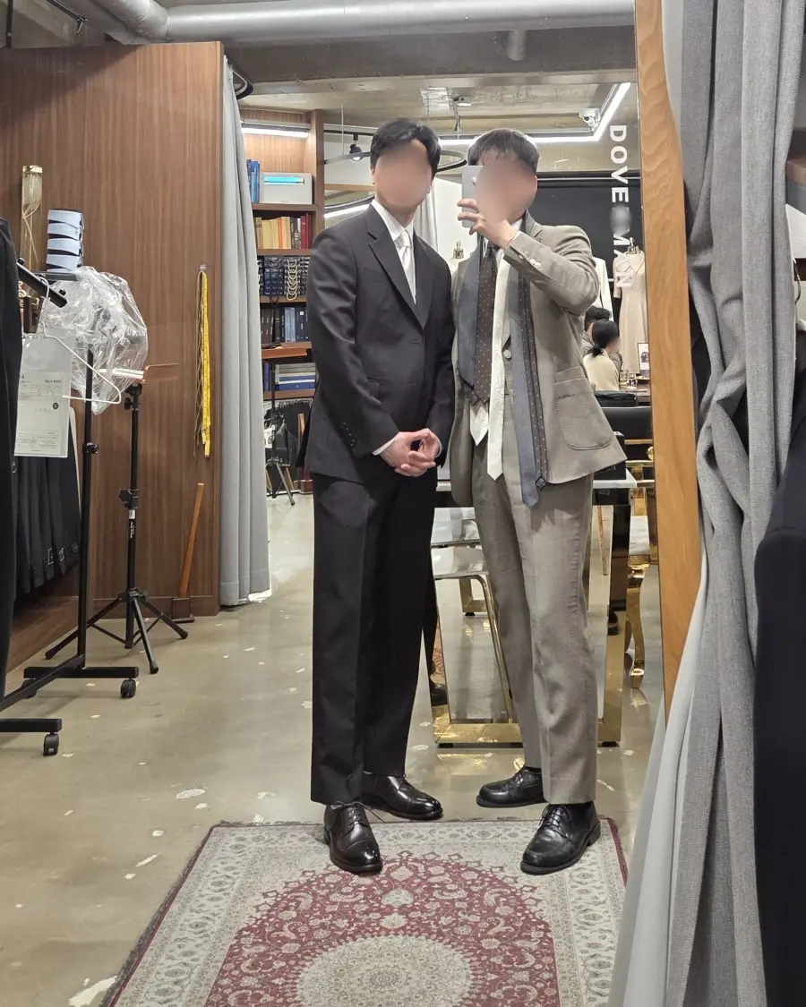 도버맨 대구본점에서 맞춘 정장을 입고 담당 테일러와 함께 - 완성 사진 18 (얼굴 흐림 처리)