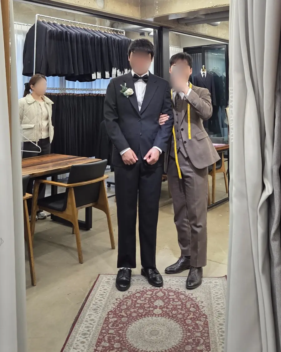 도버맨 대구본점에서 맞춘 정장을 입고 담당 테일러와 함께 - 완성 사진 19 (얼굴 흐림 처리)