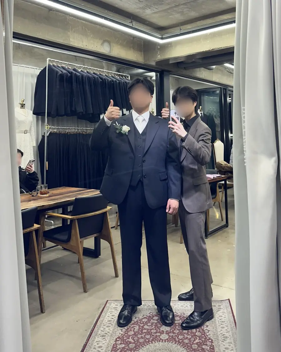 도버맨 대구본점에서 맞춘 정장을 입고 담당 테일러와 함께 - 완성 사진 22 (얼굴 흐림 처리)