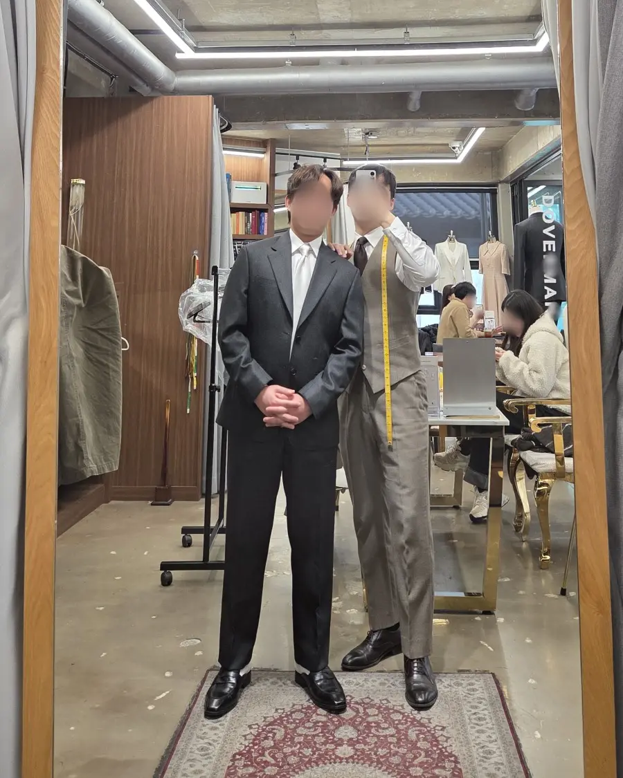 도버맨 대구본점에서 맞춘 정장을 입고 담당 테일러와 함께 - 완성 사진 26 (얼굴 흐림 처리)