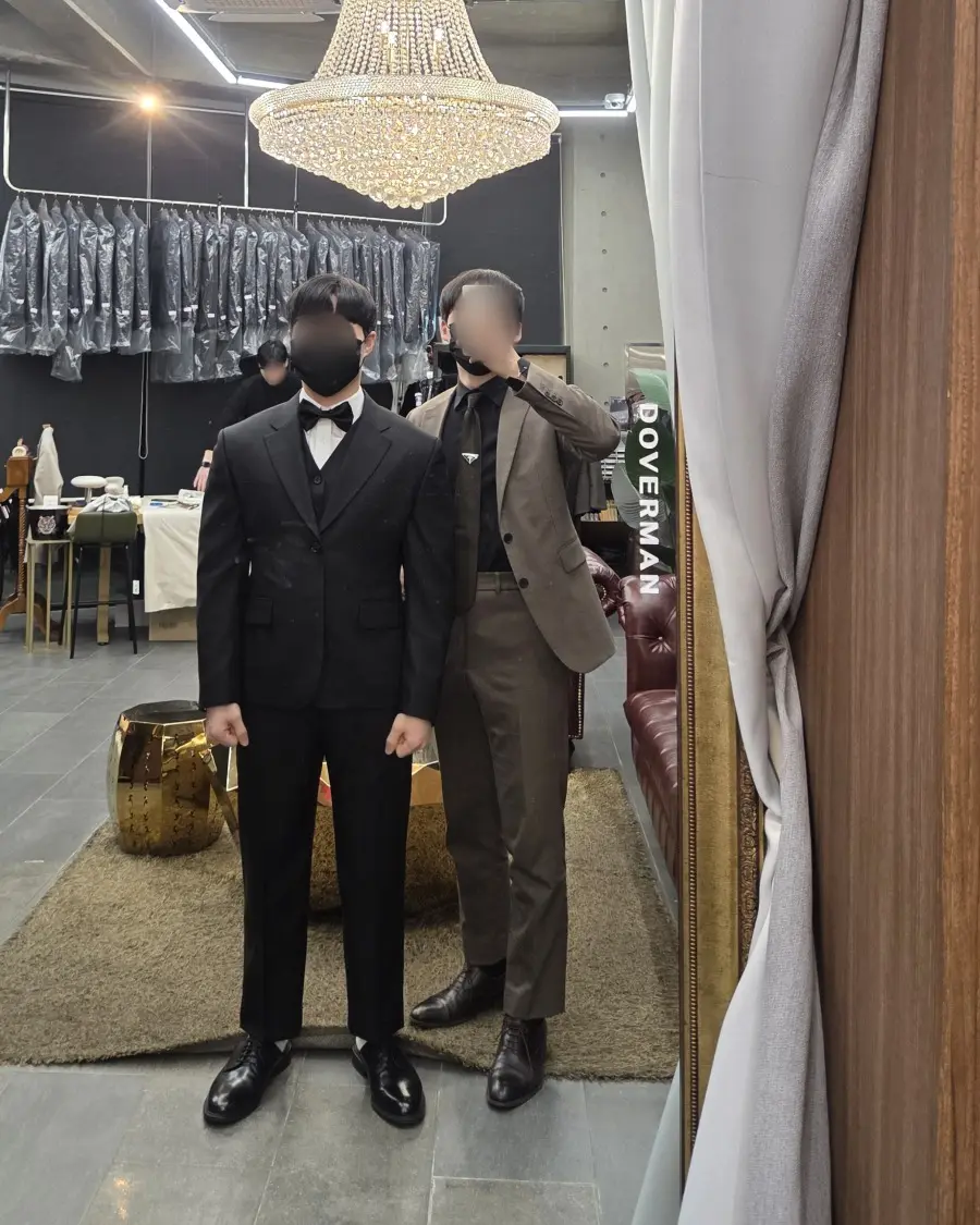 도버맨 대구본점에서 맞춘 정장을 입고 담당 테일러와 함께 - 완성 사진 28 (얼굴 흐림 처리)