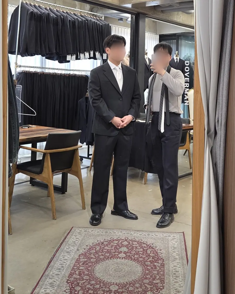 도버맨 대구본점에서 맞춘 정장을 입고 담당 테일러와 함께 - 완성 사진 31 (얼굴 흐림 처리)