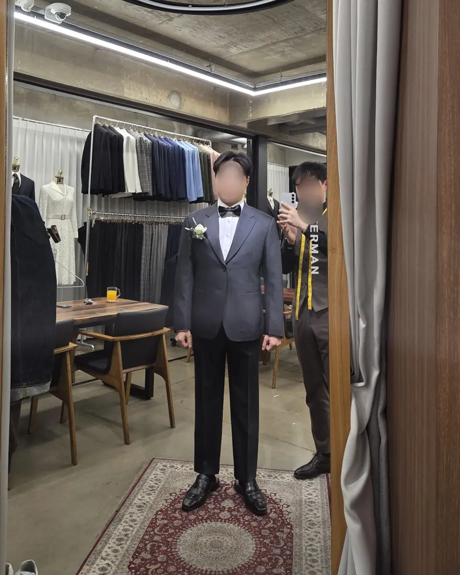 도버맨 대구본점에서 맞춘 정장을 입고 담당 테일러와 함께 - 완성 사진 33 (얼굴 흐림 처리)