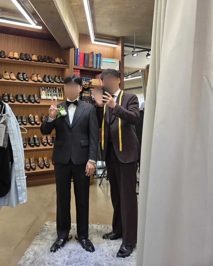 도버맨 대구본점에서 맞춘 정장을 입고 담당 테일러와 함께 - 완성 사진 35 (얼굴 흐림 처리)