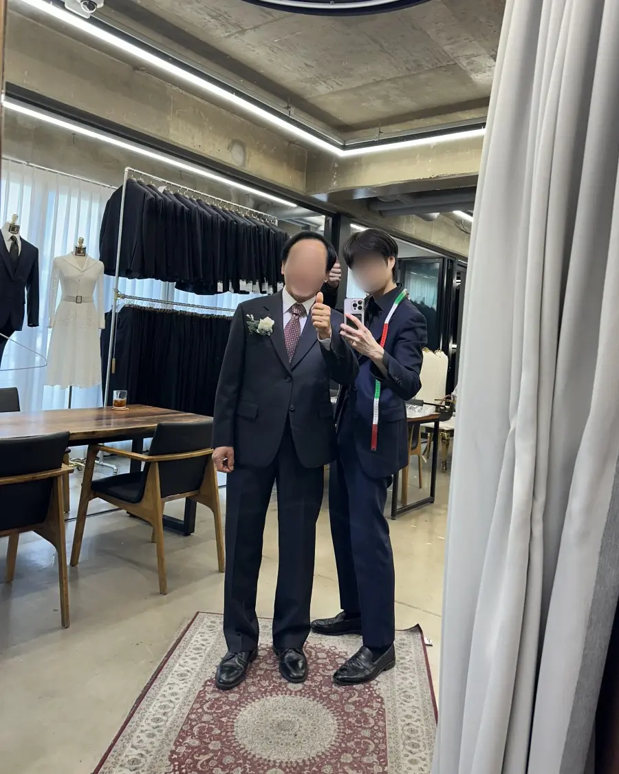 도버맨 대구본점에서 맞춘 정장을 입고 담당 테일러와 함께 - 완성 사진 38 (얼굴 흐림 처리)