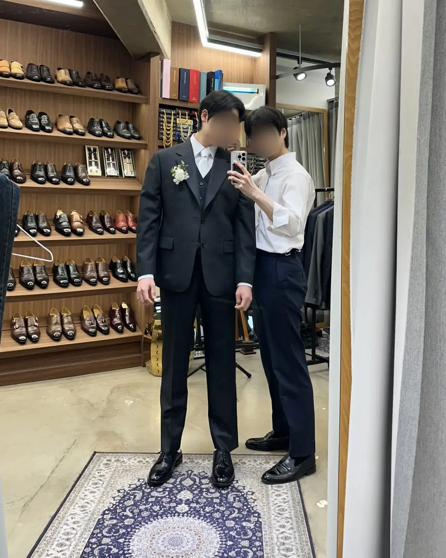 도버맨 대구본점에서 맞춘 정장을 입고 담당 테일러와 함께 - 완성 사진 40 (얼굴 흐림 처리)